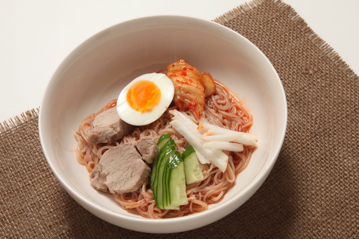 ビビン麺とは？普通の冷麺との違いや本場のタレ・具材を徹底解剖