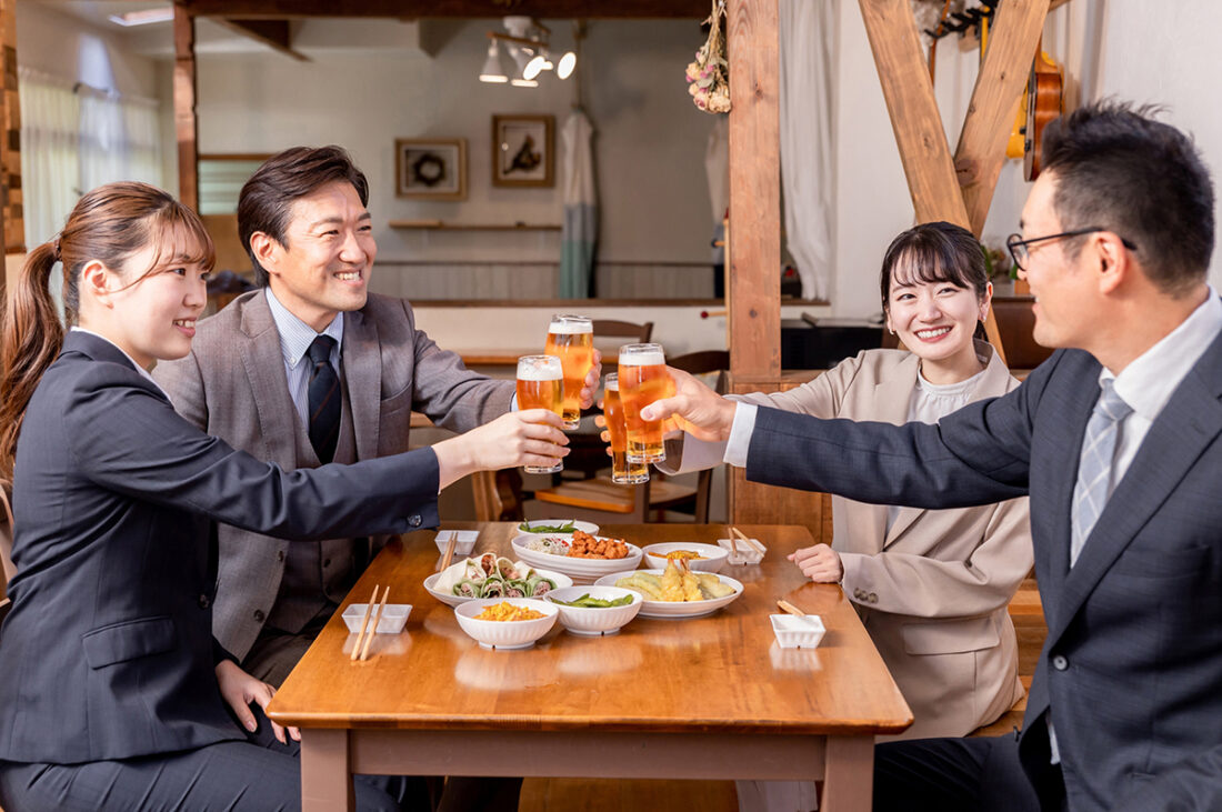 懇談会とは何をする場？懇親会との違いや服装・欠席マナーまで徹底解説