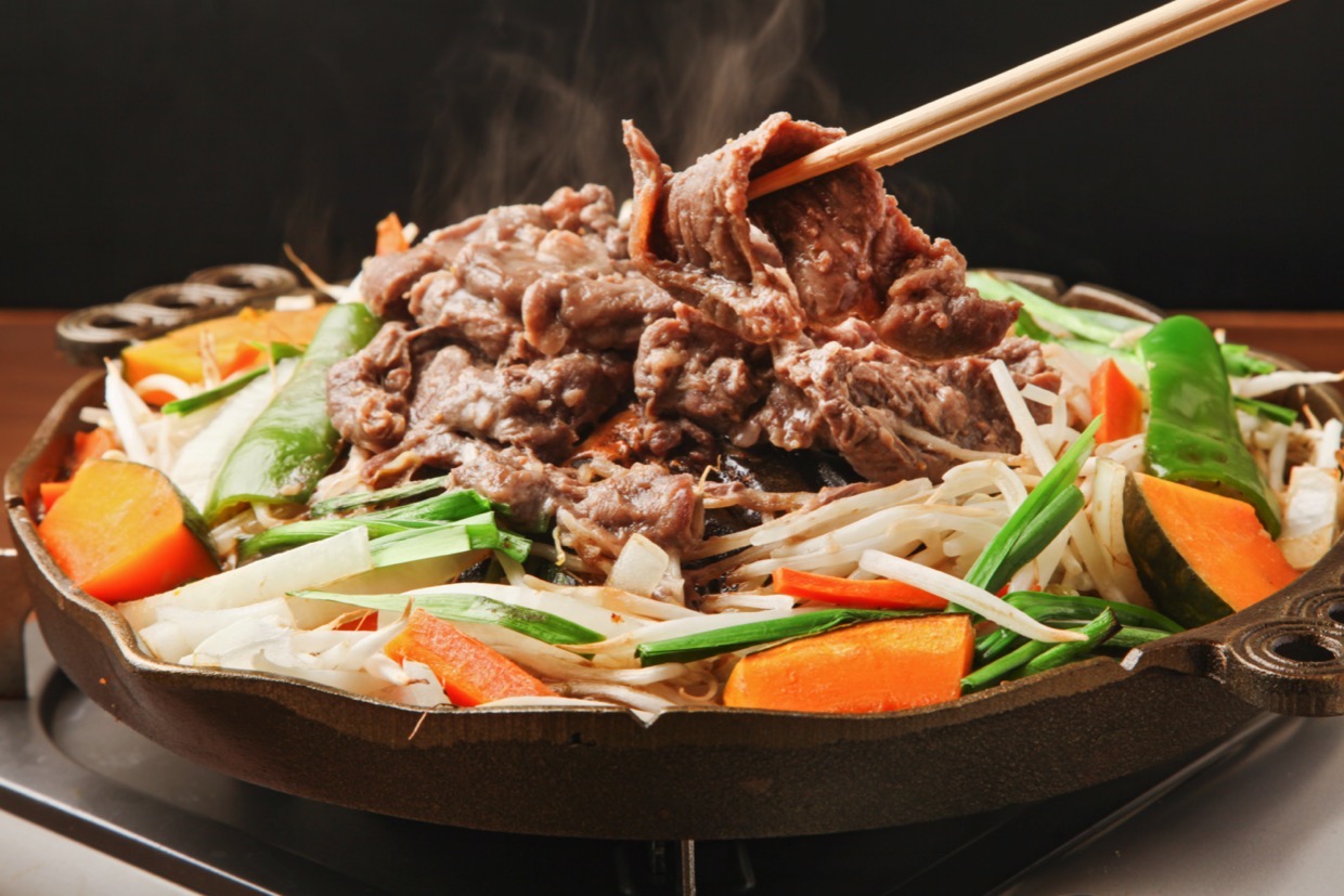 ジンギスカンとは？名前の由来から歴史・焼き方までプロが徹底解明