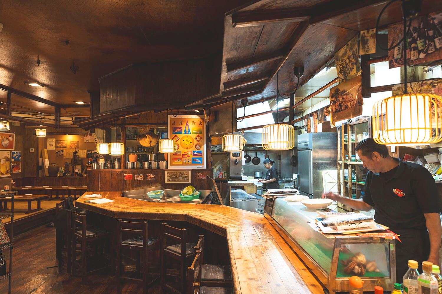 沖縄居酒屋の真実2026！地元民が愛す名店と予約殺到の穴場を追跡