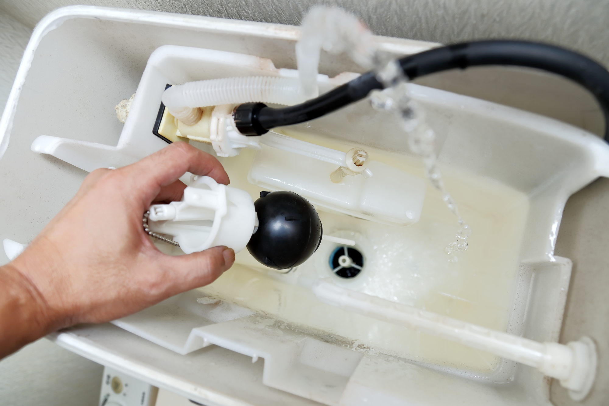水洗トイレの水が止まらない！原因と即座に止める応急処置・修理相場