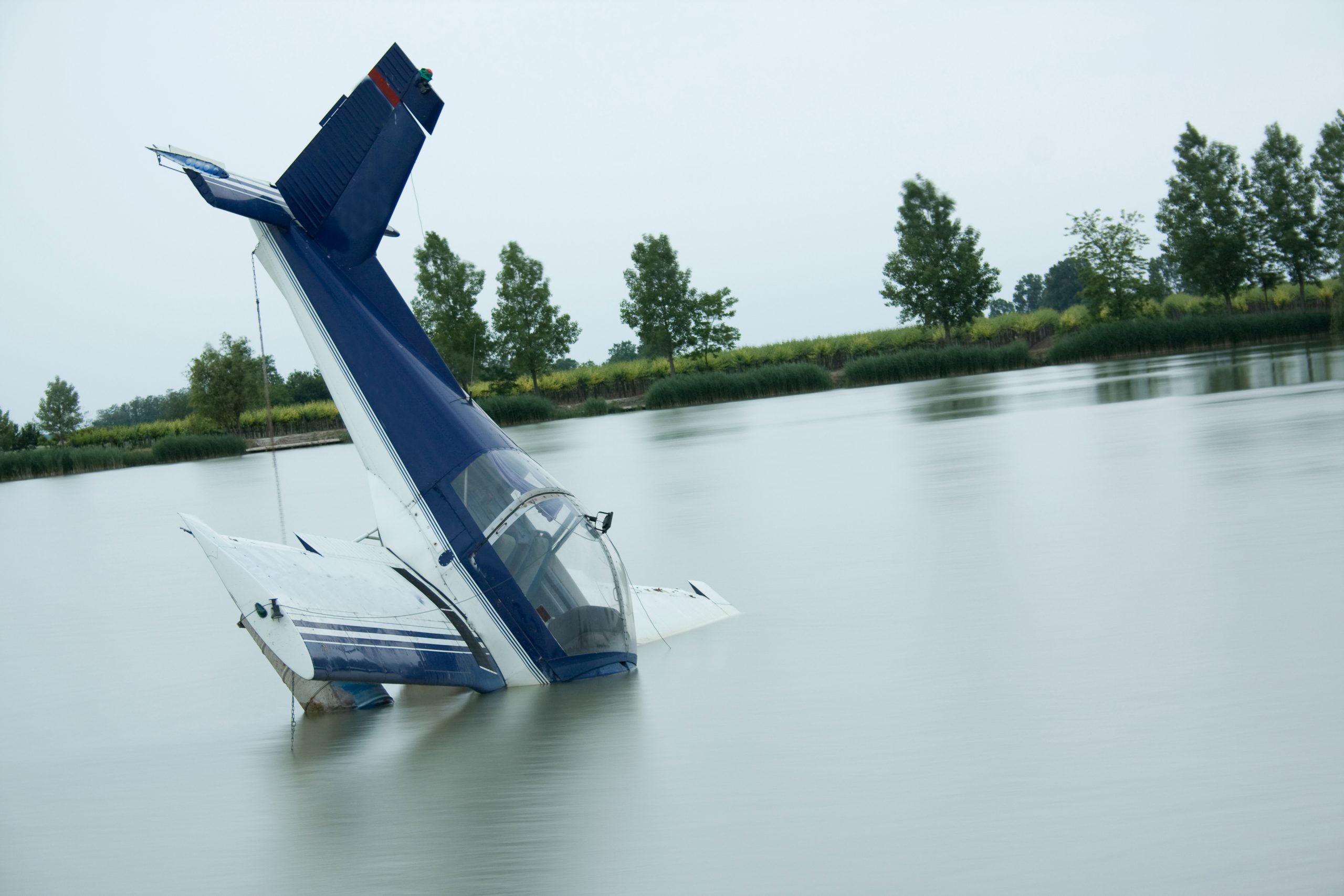 飛行機が落ちる夢は吉夢？不吉な予兆を覆す深層心理と状況別の真相