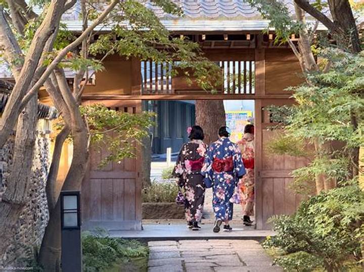時代を超える色彩の誘惑：福岡で逢うアンティーク着物の美学と名店巡り