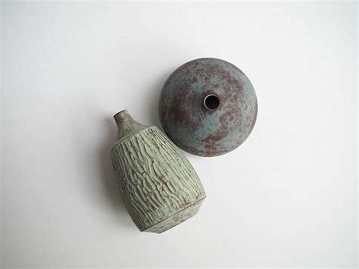 陶芸家・岡崎慧佑の静かなる革命｜鉱石の質感を纏う「育つうつわ」と器作りの深層