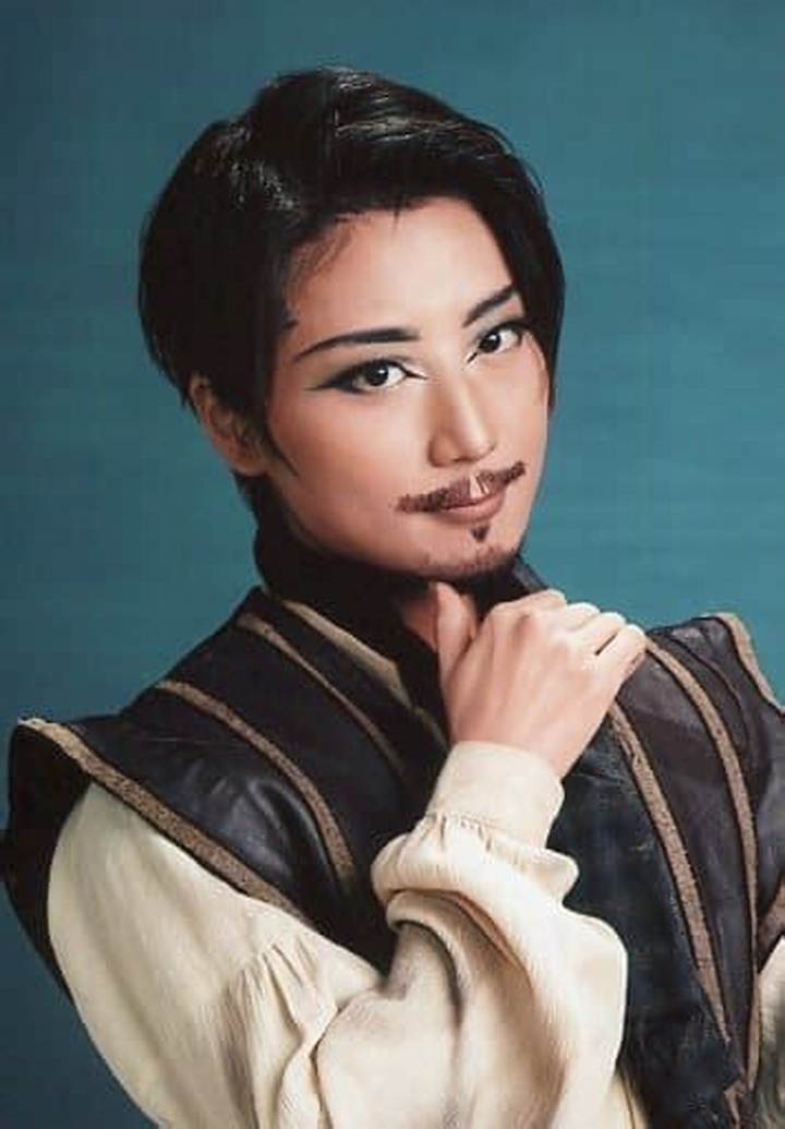 輝城みつるの現在と宝塚時代の軌跡：月組男役から欧州映画の世界へ