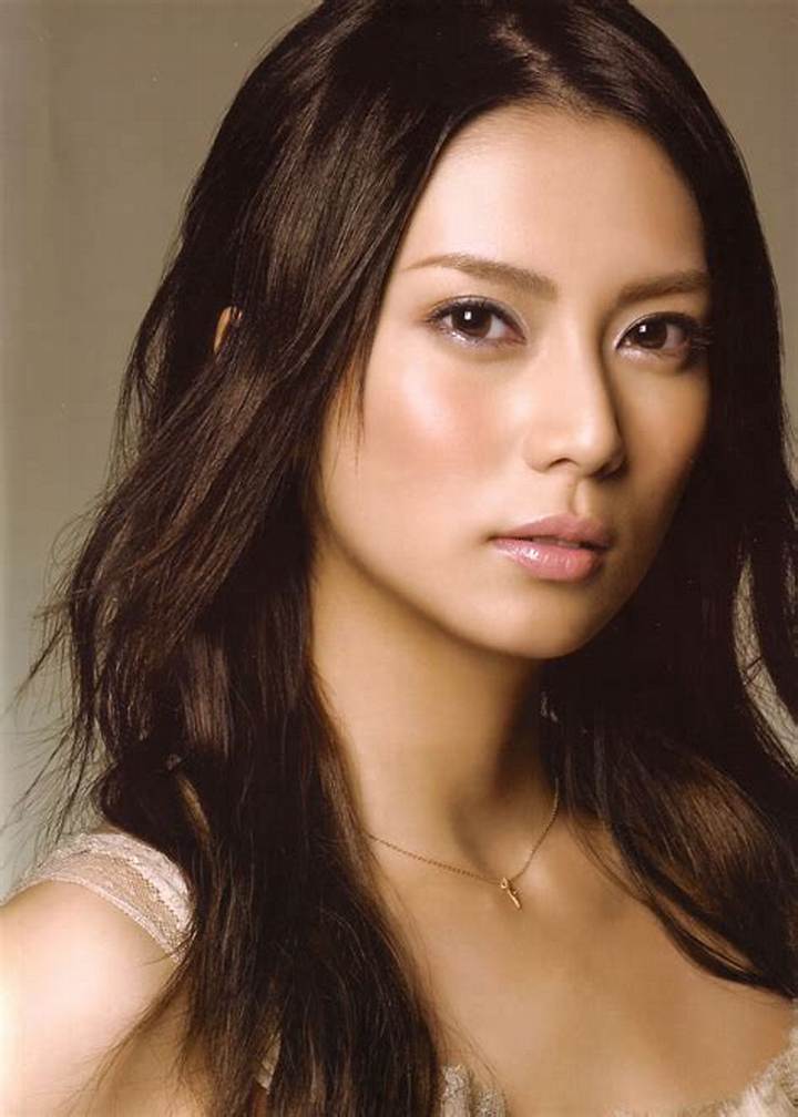 柴咲コウが放つ唯一無二の艶と魅力：「柴崎 コウ エロ」検索の背景に見る美意識と演劇論