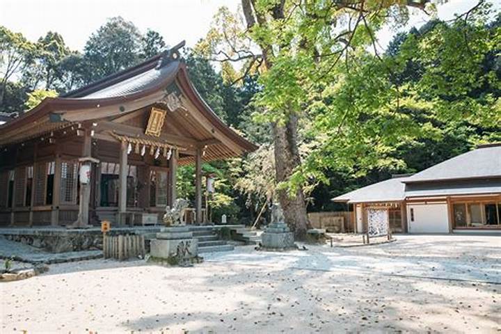 麻賀多神社の御朱印はなぜ「毎月1日・15日」限定なのか？授与日の謎と日月神示の聖地を追う