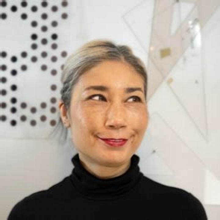 鉱物と宇宙が織りなす微光の小宇宙：洋画家・藤田真理の軌跡と芸術の真諦
