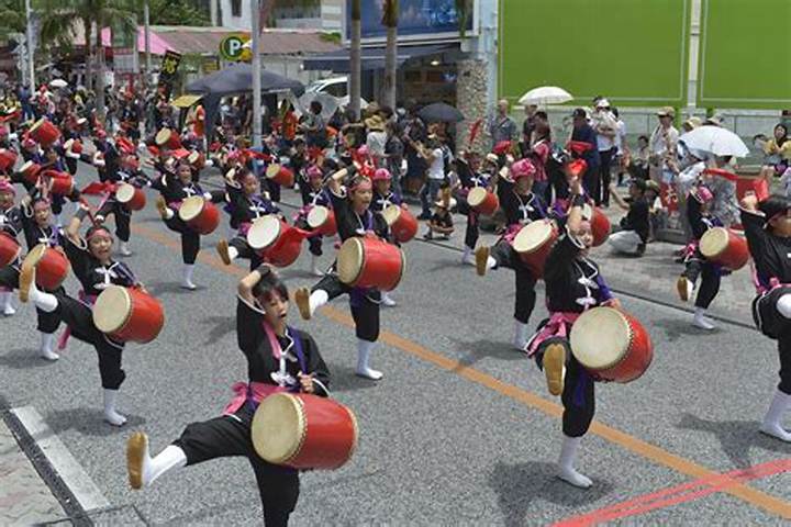沖縄市東の夏を彩る「なーざと祭り」地域が紡ぐエイサーと音楽の祭典