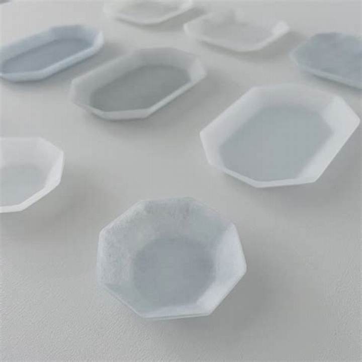 静寂の光を抱くガラス。作家・藤本咲が描くキルンワークの美学と器のゆくえ