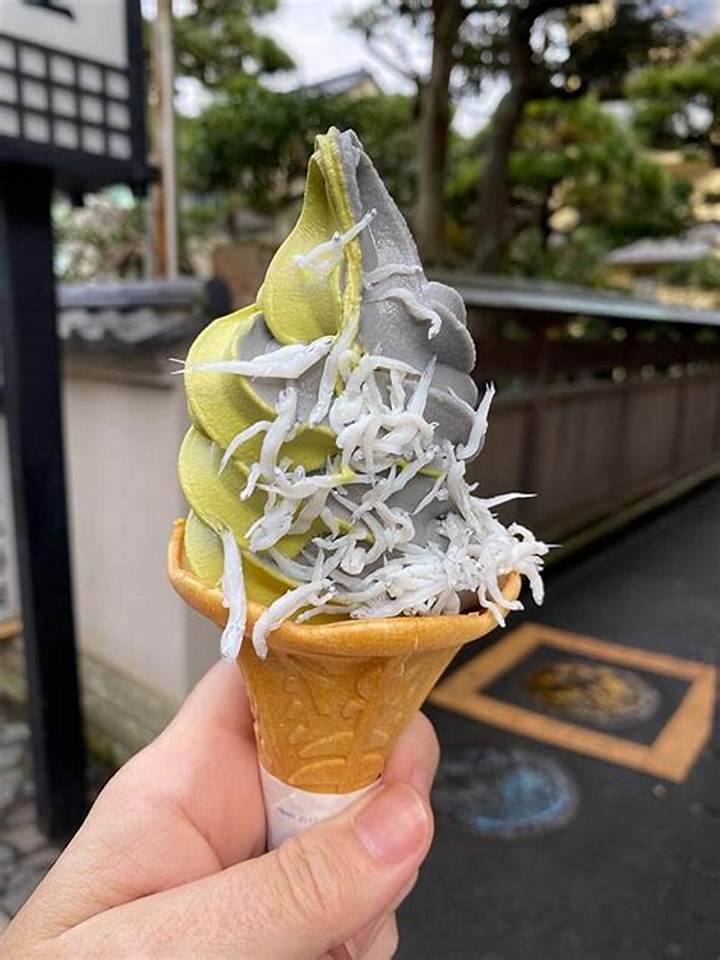 しらすアイス：塩味アイスに散らしたシーフードデザートの新感覚