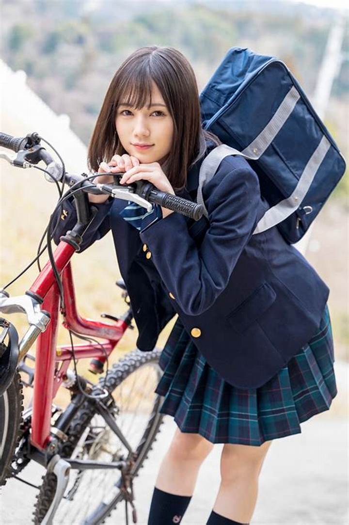 涼森れむの制服姿が魅せる圧倒的存在感 – ファンが語る魅力と背景