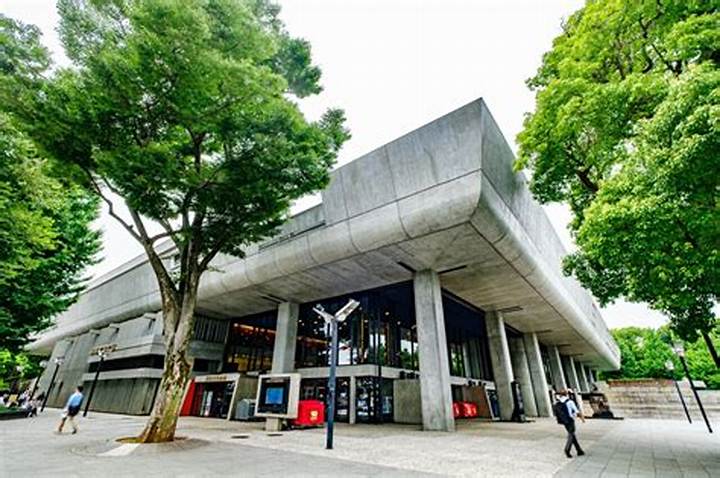 東京文化会館 螺旋階段：建築の流れと音楽の息吹を巡る